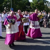 Biskupi na cieszyńskim moście Wolności na Olzie.