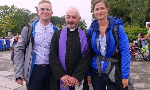 Nowożeńcy: Kinga i Łukasz Płatkowie z ks. Edwardem Lorancem.