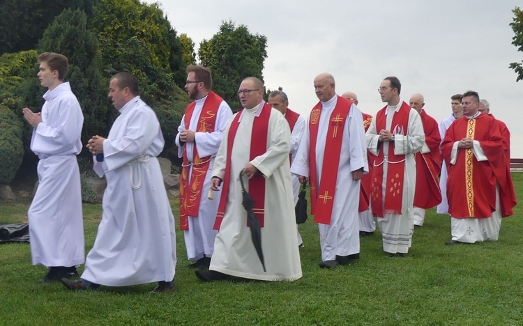 Duszpasterze z różnych bielskich parafii modlili się z razem z mieszkańcami miasta.