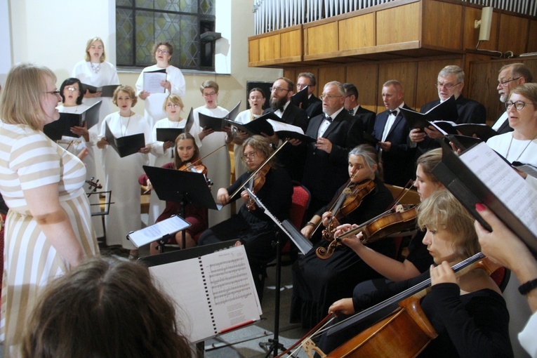 Tarnów. 25-lecie parafii filipinów