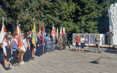 Uroczystości pod pomnikiem obrońców Lublina.