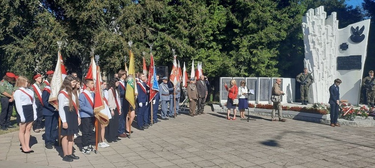 Uroczystości pod pomnikiem obrońców Lublina.