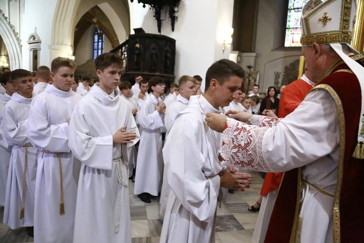 Wręczenie krzyży ceremoniarza