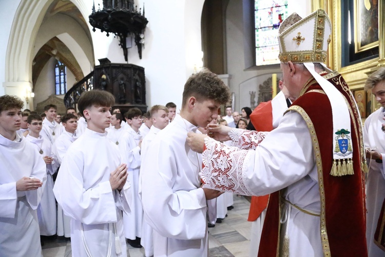 Wręczenie krzyży ceremoniarza