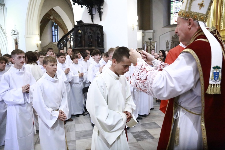 Wręczenie krzyży ceremoniarza