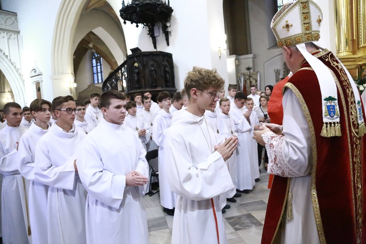 Wręczenie krzyży ceremoniarza