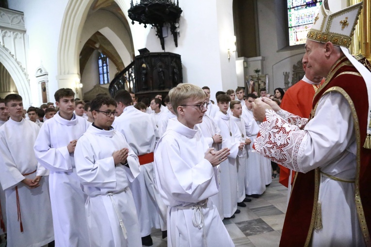 Wręczenie krzyży ceremoniarza
