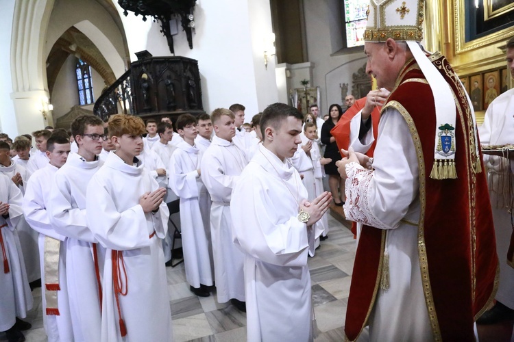 Wręczenie krzyży ceremoniarza