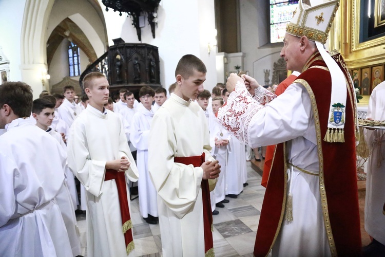 Wręczenie krzyży ceremoniarza