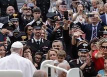 Papież z wsłoskimi karabinierami