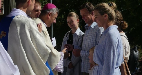 Reprezentanci poszczególnych dekanatów złożyli na ręce bp. Romana Pindla swoje dary podczas Mszy św.