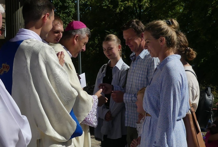 Reprezentanci poszczególnych dekanatów złożyli na ręce bp. Romana Pindla swoje dary podczas Mszy św.
