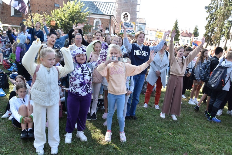 Pielgrzymka dzieci rozpoczęła się Mszą św. przy kościele farnym w Przasnyszu