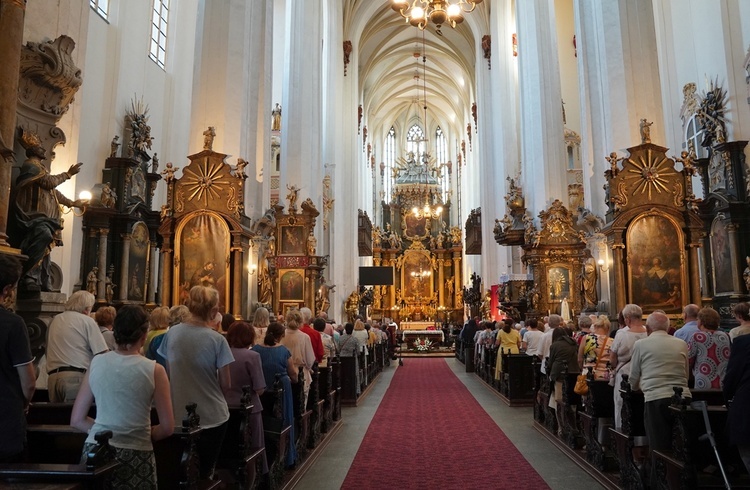 Procesja z relikwiami św. Stanisława i św. Doroty przeszła przez Wrocław