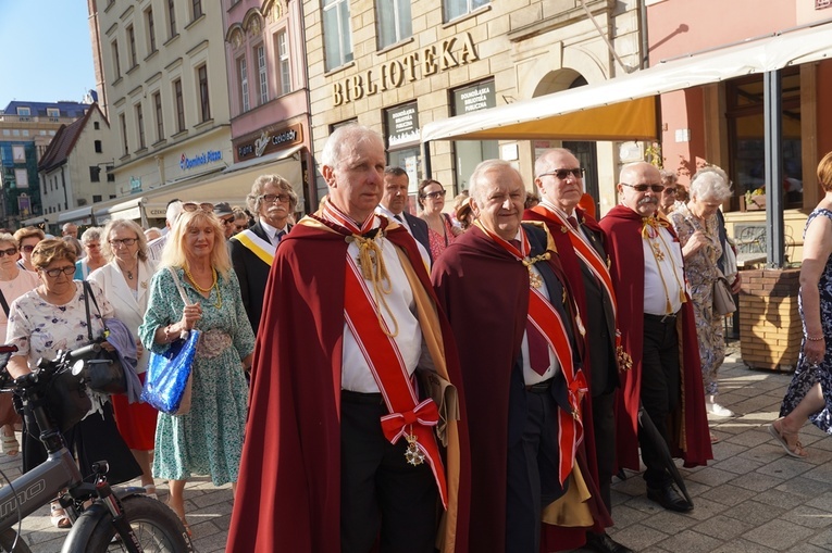 Procesja z relikwiami św. Stanisława i św. Doroty przeszła przez Wrocław