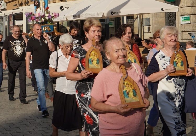 Procesja z relikwiami św. Stanisława i św. Doroty przeszła przez Wrocław