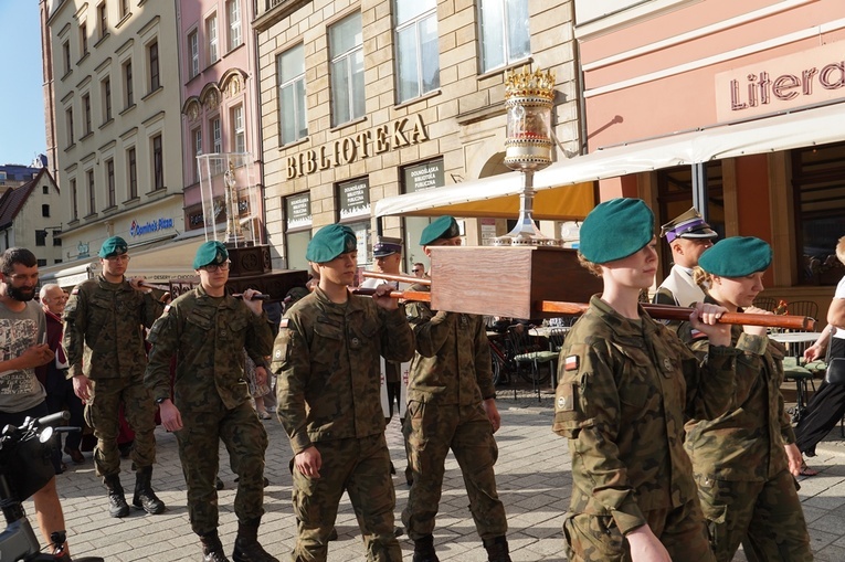 Procesja z relikwiami św. Stanisława i św. Doroty przeszła przez Wrocław