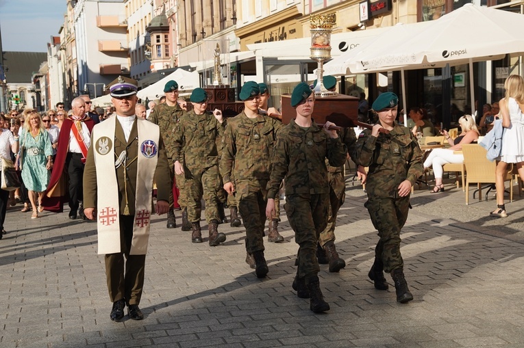 Procesja z relikwiami św. Stanisława i św. Doroty przeszła przez Wrocław