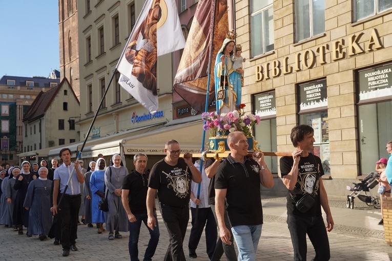 Procesja z relikwiami św. Stanisława i św. Doroty przeszła przez Wrocław