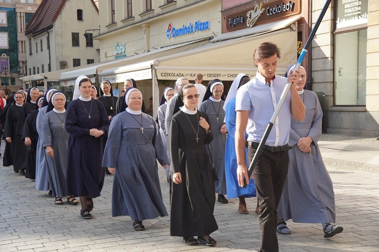 Procesja z relikwiami św. Stanisława i św. Doroty przeszła przez Wrocław