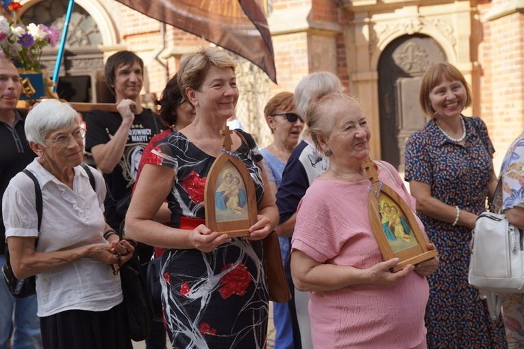 Procesja z relikwiami św. Stanisława i św. Doroty przeszła przez Wrocław