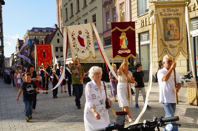 Procesja z relikwiami św. Stanisława i św. Doroty przeszła przez Wrocław