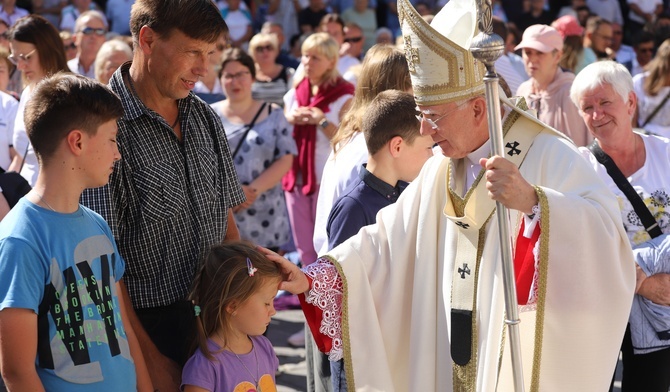 Abp Jędraszewski: Obrona małżeństwa i rodziny to nasze zadania we współczesnym świecie