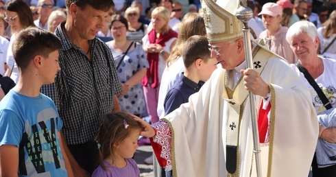 Abp Jędraszewski: Obrona małżeństwa i rodziny to nasze zadania we współczesnym świecie