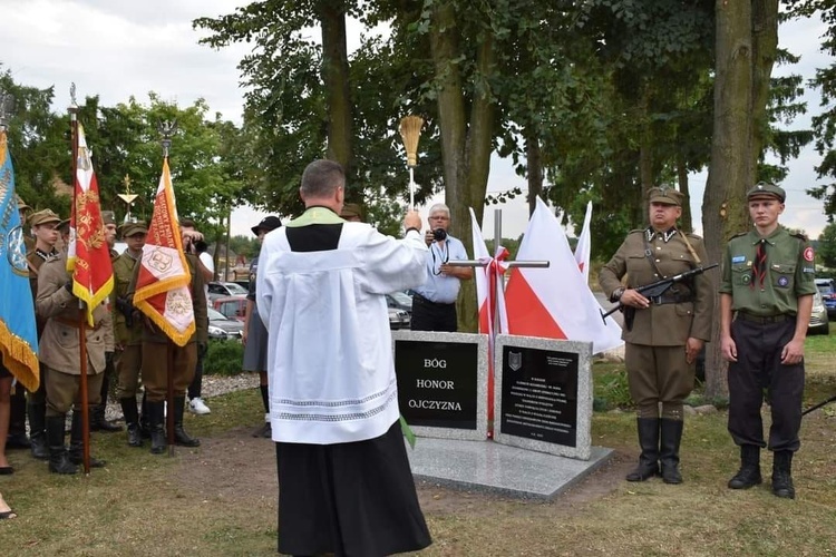 Pamiątkową tablicę poświęcił ks. proboszcz Andrzej Kopczyński.