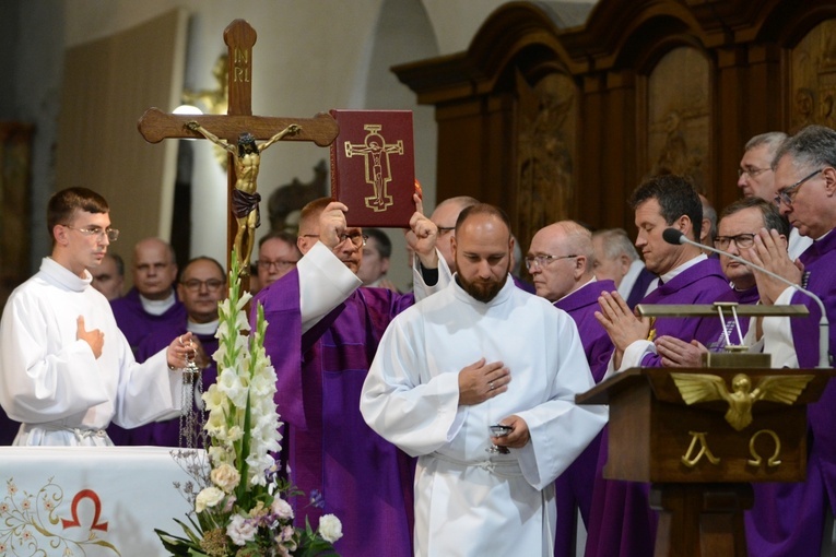 Msza św. żałobna za zmarłego bp. Jana Wieczorka