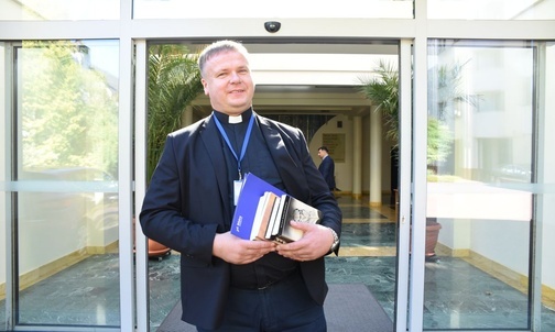 Ks. dr Adam Dynak podkreśla, że pomocy w poznawaniu Biblii nie brakuje, bardziej chęci.