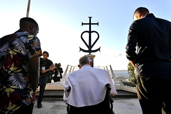 Franciszek pod pominikiem  marynarzy i migrantów, którzy zginęli na morzu