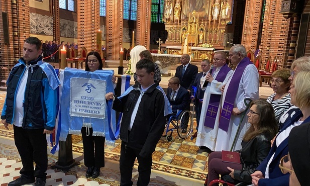 Rozpoczęły się uroczystości pogrzebowe bp. Jana Wieczorka