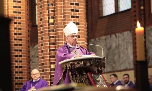 Biskup Jan Wieczorek spoczął w krypcie gliwickiej katedry