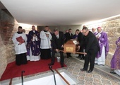 Biskup Jan Wieczorek spoczął w krypcie gliwickiej katedry
