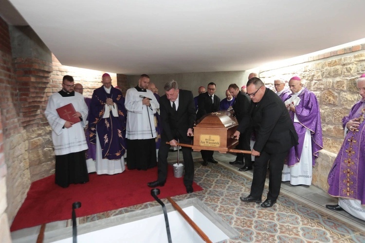 Biskup Jan Wieczorek spoczął w krypcie gliwickiej katedry