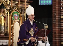 Liturgii pogrzebowej liturgii w kościele katedralnym św. Apostołów Piotra i Pawła w Gliwicach przewodniczył metropolita katowicki, abp Adrian Galbas