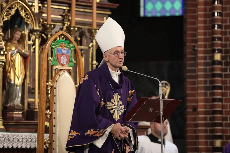 Liturgii pogrzebowej liturgii w kościele katedralnym św. Apostołów Piotra i Pawła w Gliwicach przewodniczył metropolita katowicki, abp Adrian Galbas