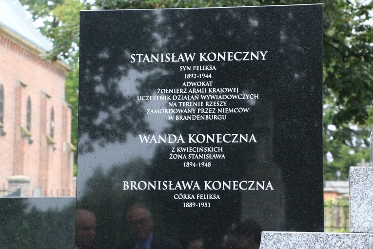 Nowy nagrobek prof. Feliksa Konecznego i jego rodziny