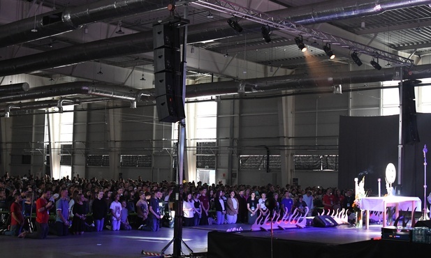 Setki młodych ludzi modliło się w hali Targów Lublin.