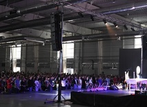 Setki młodych ludzi modliło się w hali Targów Lublin.