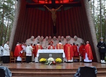 Eucharystia w intencji ofiar zawsze odprawiana jest w pierwszą niedzielę października.