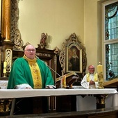 Bp Janusz Mastalski wraz z ks. Krzysztofem Orą, który przez 14 lat pełnił funkcję diecezjalnego duszpasterza Służby Liturgicznej.