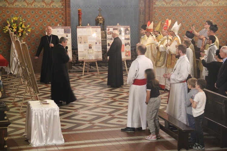 Kochłowice. Inscenizacja święceń biskupich Wilhelma Pluty i otwarcie wystawy