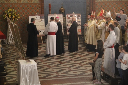 Kochłowice. Inscenizacja święceń biskupich Wilhelma Pluty i otwarcie wystawy