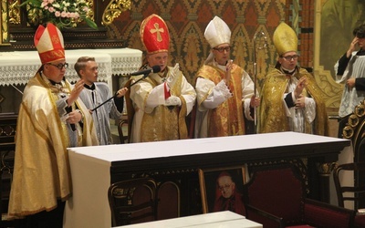 Biskup z Kochłowic znów wyświęcony