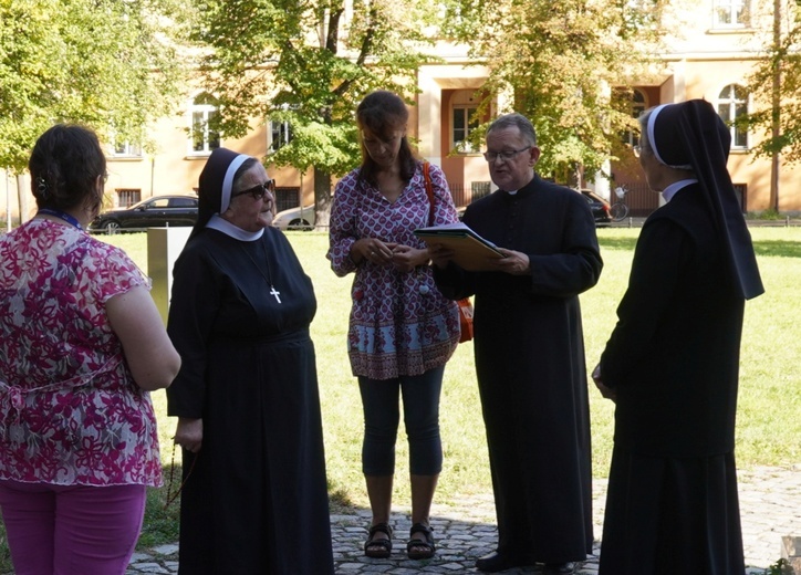 Koronka na ulicach miast świata. Miłosierdzie i... uśmiech