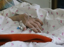 Ks. Kujawski: w wielu polskich rodzinach występuje problem opieki nad chorymi onkologicznie