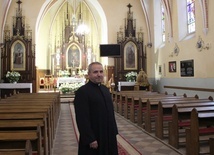 Proboszcz parafii Wrzos ks. Wojciech Dobczyński.