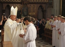 Z rąk biskupa krzyż lektora otrzymało 118 ministrantów.